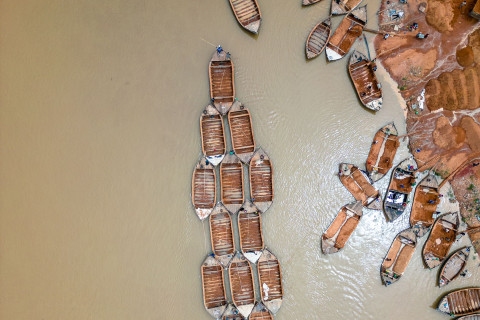 How Muddy Waters and Sinking Barges Are Settling Borders in Central Africa